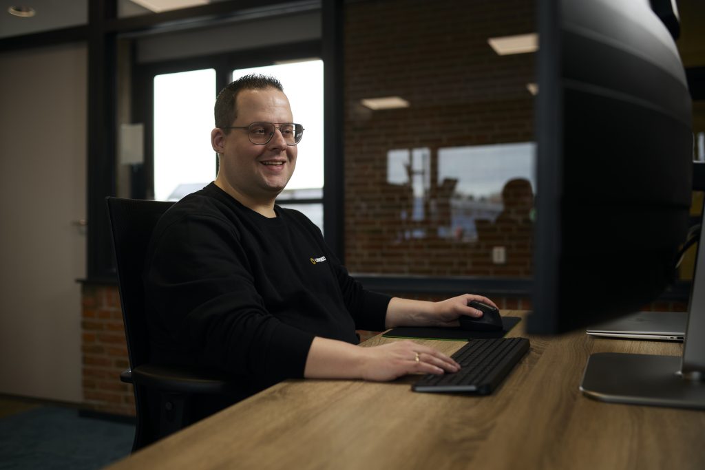 Security engineer aan het werk om cyberveilig te maken achter pc