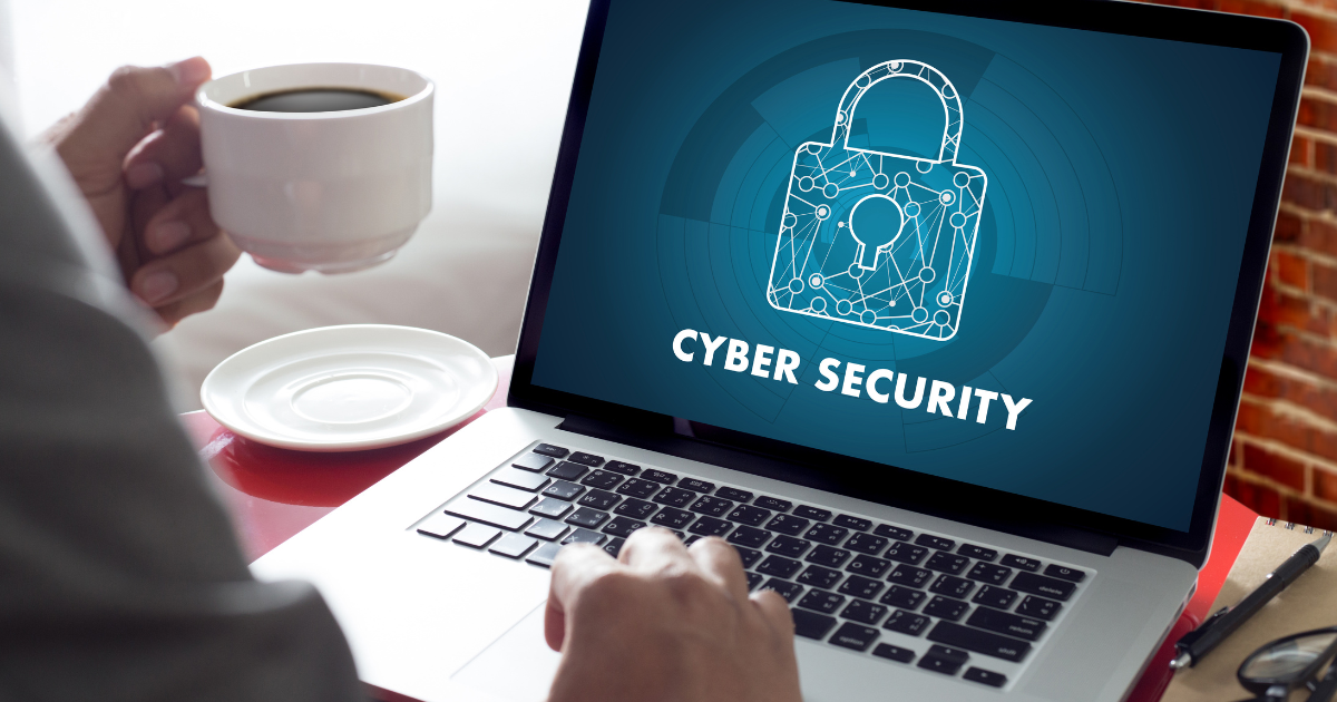Cybersecurity op scherm laptop en kop koffie