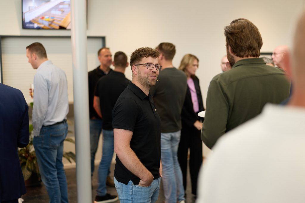 Dennis Smit in het publiek aan het praten met een klant bij LinkSecure Insights