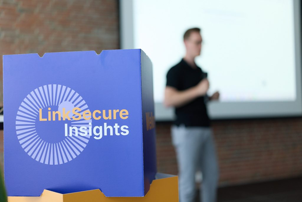 LinkSecure Insights logo op een kobus met spreker David van Lent op de achtergrond
